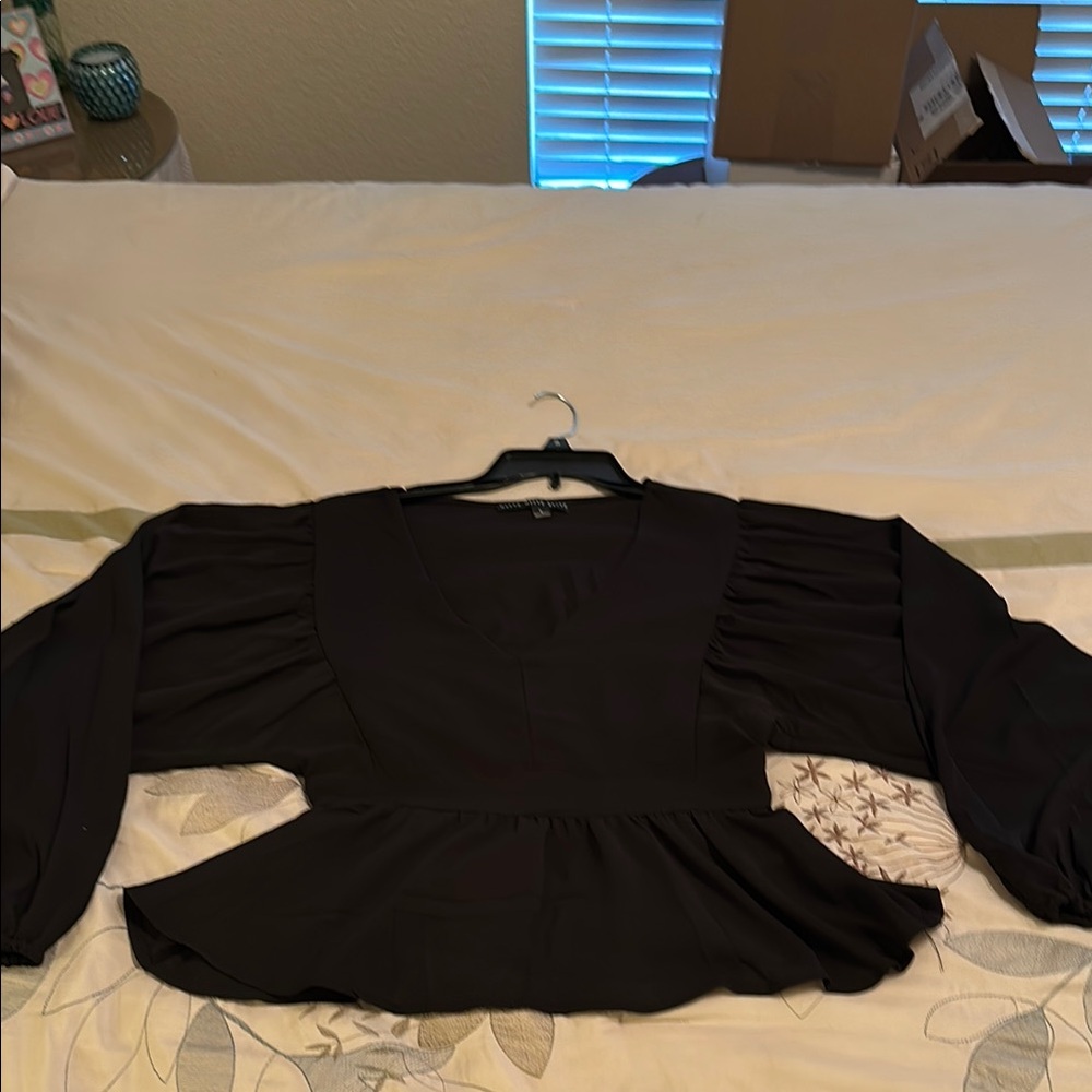 Elegant Black V-Neck Blouse - Picture 9 of 9